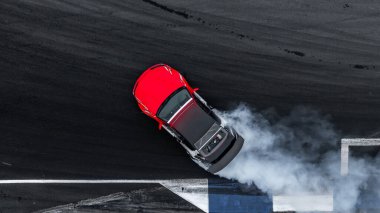 Motorsporu araba asfalt yarış pistinde sürükleniyor. Yanan tekerlek lastikleri dumanı, drift motor sporu araba sürüklenme yarışı, asfalt yarış pistinde profesyonel sürüş arabası, araba hareketi bulanık..