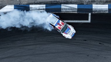 Motorsporu araba asfalt yarış pistinde sürükleniyor. Yanan tekerlek lastikleri dumanı, drift motor sporu araba sürüklenme yarışı, asfalt yarış pistinde profesyonel sürüş arabası, araba hareketi bulanık..