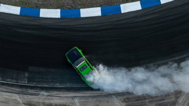 Motorsporu araba asfalt yarış pistinde sürükleniyor. Yanan tekerlek lastikleri dumanı, drift motor sporu araba sürüklenme yarışı, asfalt yarış pistinde profesyonel sürüş arabası, araba hareketi bulanık..