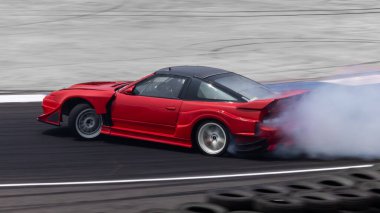 Motorsporu araba asfalt yarış pistinde sürükleniyor. Yanan tekerlek lastikleri, Drift motor spor araba sürüklenme yarışı, asfalt yarış pistinde profesyonel sürücü sürücüsü..