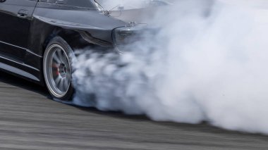 Lastik patinaj lastiği patinaj lastiği, çok fazla beyaz duman, araba tekerinin altından çıkan beyaz duman, yol yüzeyinde dönen lastik, araba motor sporunun lastiği, hareket, hız yolunda tekerlekleri yakan bulanık motor sporu tekerlekleri..