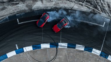 Savaş arabaları asfalt yarış pistinde sürükleniyor. Yanan lastiklerden çıkan dumanlar, drift motor spor araba drift yarışı, asfalt yarış pistinde profesyonel sürüş arabası..