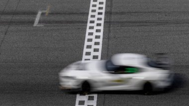 Hareket bulanık süper araba yarış pistinde bitişi kontrol edildi, yarış süper arabası bulanık hareket geçişi yarış pistinde kareli çizgiyi bitirme, konsept kazanma ve hedefe ulaşma.