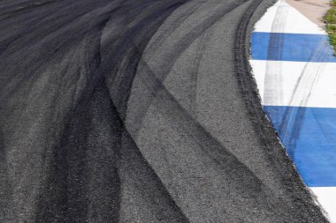 Yarış pistinde araba lastiği izi yarış pistinde soyut siyah araba lastik izi asfalt pistte soyut arka plan lastik izi yol pistinde lastik izi.