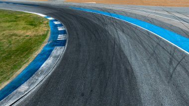 Asfalt yarış pisti tekerlek izli yarış pisti, araba lastiği izli yarış pisti, araba yarış pisti asfalt ve kavisli pist pisti, boş eğri yarış arabası tekerlek izi.