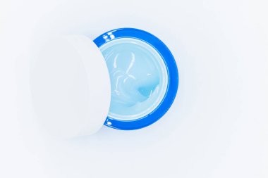 Mavi kapta mavi su jeli kozmetik serumu, sıvı jel nemlendirici, mavi jel serumu dokusu makyaj malzemesi ve kozmetik doku arka plan, cilt ürünü ve güzellik kremi..