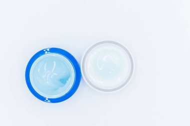 Mavi kapta mavi su jeli kozmetik serumu, sıvı jel nemlendirici, mavi jel serumu dokusu makyaj malzemesi ve kozmetik doku arka plan, cilt ürünü ve güzellik kremi..