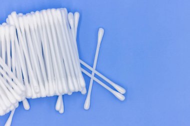 Pamuk tomurcukları mavi arka planda pamuk çubukları, pamuk tomurcukları mavi arka planda temiz sağlık hizmetleri, pamuk tomurcukları temiz ve üst görünümde çeşitli kullanım alanları.