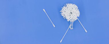 Pamuk tomurcukları mavi arka planda pamuk çubukları, pamuk tomurcukları mavi arka planda temiz sağlık hizmetleri, pamuk tomurcukları temiz ve üst görünümde çeşitli kullanım alanları.