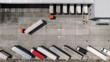 Lojistik park deposunda kargo karavanı olan en iyi kamyonet malları boşaltır, Dağıtım deposu nakliye zinciri, iş ulaşımı lojistik nakliye kargosunu yarı kargo karavanıyla taşır..