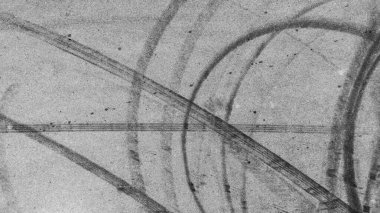 Asfalt yol yarış pistinde en tepedeki araba lastiği izleri asfalt yol yarış pisti dokusu ve arka planında soyut araba lastiği izleri yarış pisti dokusunda siyah araba tekerlek izleri ve arka planda siyah araba lastiği izleri..