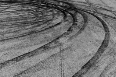 Asfalt yolda siyah lastik izleri, araba lastiği izi asfalt yol dokusu ve arka plan, lastik izlerinin soyut asfalt yol arka planı, asfalt yolda siyah lastik izi..