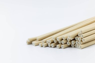 Beyaz arka planda kağıt pipetler, kağıt pipetler, açık havada içmek için aksesuarlar, ekoloji çevre dostu geri dönüşüm, çevre dostu yeniden kullanılabilir kağıt pipetler, kahve veya çay içmek için Kraft kağıdı pipetleri.