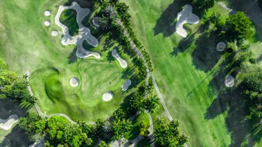 Yeşiller, yeşil çimenler ve kum sığınağı, golf sahası yeşil çimenler ve ağaçlar ve yeşil golf sahası olan en iyi golf sahası..