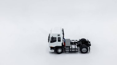 Beyaz arka planda yarı kamyon, dizel kamyon, iş lojistik nakliye kargo taşımacılığı, beyaz tır dizel dizel..