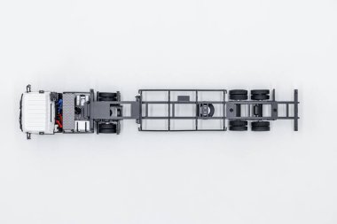 Beyaz arka planda kargo karavanı olan beyaz kamyonet yarı kamyon römorkunun en üst görüntüsü yarı kamyon römorkuyla iş lojistik ve ulaşım..