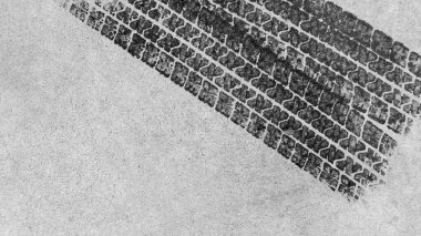 Asfalt yolda üst görüş lastik izleri, asfalt yolda soyut doku ve arka plan siyah lastik izleri yarış pisti dokusu ve arka planında lastik izleri, taşımacılığın yol lastik dokusunda araç izi.