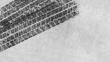 Yoldaki siyah lastik izleri, siyah lastik izleri, lastik izleri, tekerlek izi dokusu ve arka plan, araba lastiği izi grunge, araba tekerleği lastik izi siyah lastik izi, Top view.