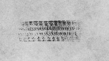 Yolda siyah lastik izleri, lastik izleri, tekerlek izleri, tekerlek izi dokusu ve arka plan, araba lastiği lastik izi, siyah lastik izi, üst görüş..