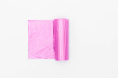 Beyaz arka planda pembe plastik çöp torbaları, pembe renkli çöp torbaları, beyaz arkaplanda pembe plastik çöp torbaları..
