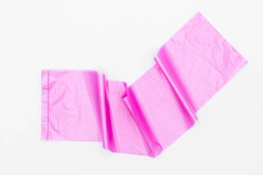 Beyaz arka planda pembe plastik çöp torbaları, pembe renkli çöp torbaları, beyaz arkaplanda pembe plastik çöp torbaları..