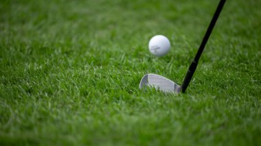 Golf sopası golf topunu yeşile, golf topunu golf topuna, golf sopasıyla yeşile, golf topunu da sert topa..