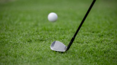 Golf sopası golf topunu yeşile, golf topunu golf topuna, golf sopasıyla yeşile, golf topunu da sert topa..