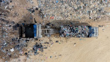 Çöp yığını çöp yığını çöp öğütücüye atık depolama, çöp kamyonu çöplüğe çöp boşaltıyor, evden atılan kamyon çöplüğü, Kazıcı iş çöplüğü, hava manzarası....