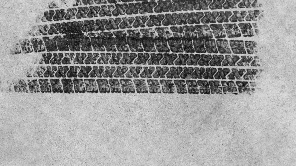 Yoldaki siyah lastik izleri, siyah lastik izleri, lastik izleri, tekerlek izi dokusu ve arka plan, araba lastiği izi grunge, araba tekerleği lastik izi siyah lastik izi, Top view.