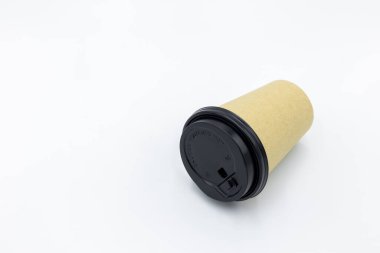 Kahverengi kağıt kahve fincanı, siyah kapaklı beyaz arka planda kahve fincanı, kahverengi kahve fincanı, kahverengi kahve fincanı..