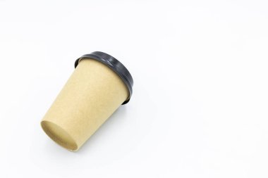 Kahverengi kağıt kahve fincanı, siyah kapaklı beyaz arka planda kahve fincanı, kahverengi kahve fincanı, kahverengi kahve fincanı..