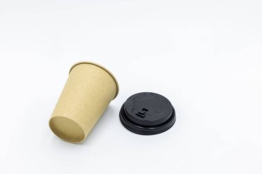 Kahverengi kağıt kahve fincanı, siyah kapaklı beyaz arka planda kahve fincanı, kahverengi kahve fincanı, kahverengi kahve fincanı..