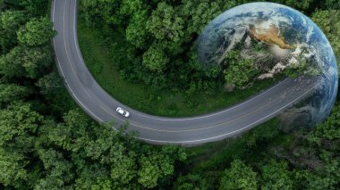 Hava manzaralı EV elektrikli araç alternatif sürdürülebilir enerji eko gücü, EV elektrikli araç orta yeşil ağaç yolu üzerinde dünya gezegeni, alternatif sürdürülebilir enerji.