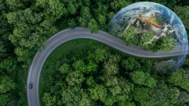 Hava manzaralı EV elektrikli araç alternatif sürdürülebilir enerji eko gücü, EV elektrikli araç orta yeşil ağaç yolu üzerinde dünya gezegeni, alternatif sürdürülebilir enerji.