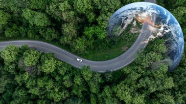 Hava manzaralı EV elektrikli araç alternatif sürdürülebilir enerji eko gücü, EV elektrikli araç orta yeşil ağaç yolu üzerinde dünya gezegeni, alternatif sürdürülebilir enerji.