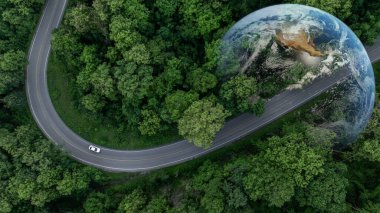 Hava manzaralı EV elektrikli araç alternatif sürdürülebilir enerji eko gücü, EV elektrikli araç orta yeşil ağaç yolu üzerinde dünya gezegeni, alternatif sürdürülebilir enerji.