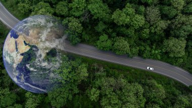 Hava manzaralı EV elektrikli araç alternatif sürdürülebilir enerji eko gücü, EV elektrikli araç orta yeşil ağaç yolu üzerinde dünya gezegeni, alternatif sürdürülebilir enerji.