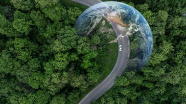 Hava manzaralı EV elektrikli araç alternatif sürdürülebilir enerji eko gücü, EV elektrikli araç orta yeşil ağaç yolu üzerinde dünya gezegeni, alternatif sürdürülebilir enerji.