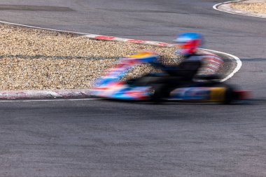 Motion Blur kart sürücüsü, kart yarış pistinde go kart, falsolu yarış pistinde go kart yarışçısı, Extreme spor