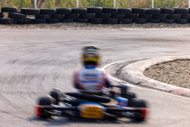 Motion Blur kart sürücüsü, kart yarış pistinde go kart, falsolu yarış pistinde go kart yarışçısı, Extreme spor