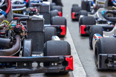 Pit şeridinde yarış arabası, yarış kartı yarışı bekle, yarış pistinde araba parkı, yarış arabası yarışa hazır..