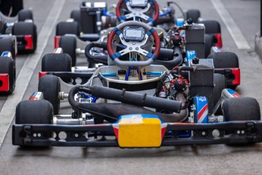 Pit şeridinde yarış arabası, yarış kartı yarışı bekle, yarış pistinde araba parkı, yarış arabası yarışa hazır..