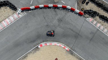 Hava görüntüsü, kart yarışçısı yarış eğrisi devresi, devre eğrisinde kart, üst görüş yarışı kart eğrisi.