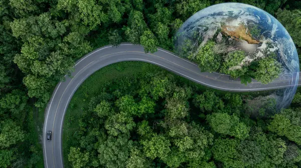 Hava manzaralı EV elektrikli araç alternatif sürdürülebilir enerji eko gücü, EV elektrikli araç orta yeşil ağaç yolu üzerinde dünya gezegeni, alternatif sürdürülebilir enerji.