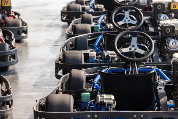 Pit şeridinde yarış arabası, yarış kartı yarışı bekle, yarış pistinde araba parkı, yarış arabası yarışa hazır..