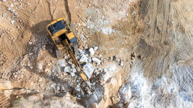 İnşaat alanında hava manzaralı motor derecelendirici inşaat alanında motor derecelendirici, yol inşaatında yol derecelendirici yeni yol inşaatında çalışıyor..