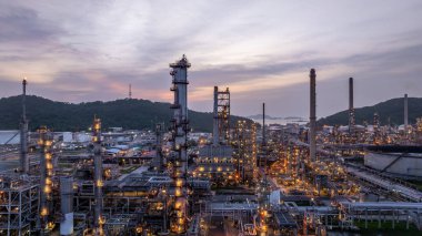 Geceleri petrol ve doğalgaz rafinerisi, petrol ve gaz rafinerisi petrol ve petrol rafinerisi petrol ve gaz rafinerisi fabrikası fabrikası petrol ve doğalgaz depolama tankı boru hattı boru hattı çelik, küresel enerji rafinerisi