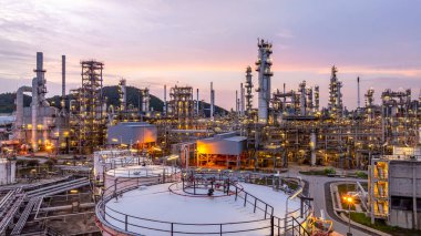 Geceleri petrol ve doğalgaz rafinerisi, petrol ve gaz rafinerisi petrol ve petrol rafinerisi petrol ve gaz rafinerisi fabrikası fabrikası petrol ve doğalgaz depolama tankı boru hattı boru hattı çelik, küresel enerji rafinerisi