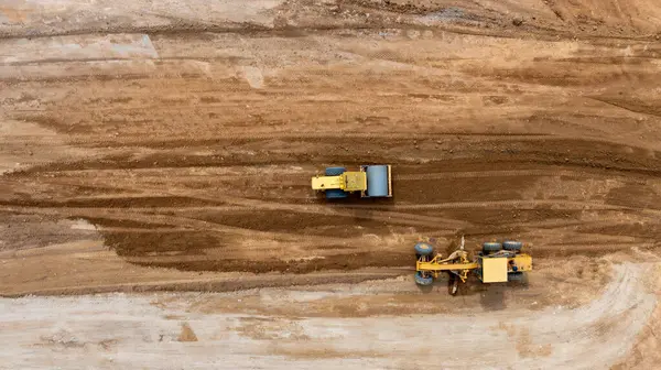 İnşaat alanında hava manzaralı motor derecelendirici inşaat alanında motor derecelendirici, yol inşaatında yol derecelendirici yeni yol inşaatında çalışıyor..