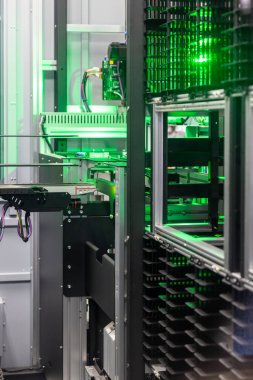 Otomatik endüstriyel depolama sistemi yeşil ışık, akıllı depo otomasyonu modern depolama ve geri alma sistemi, sanayi 4.0 otomatik robotik depolama deposu.